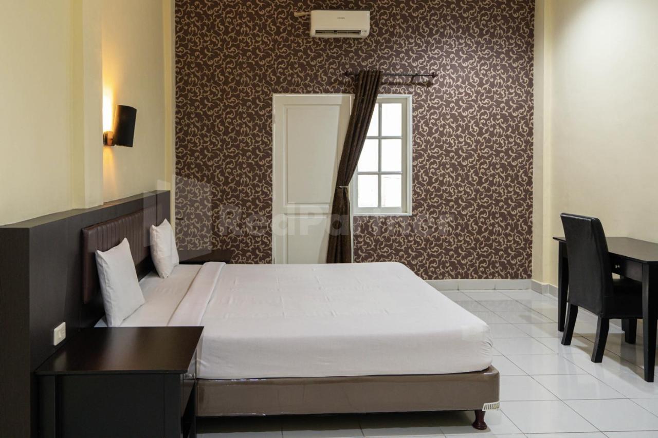 Carolina Transit Hotel Medan Bagian luar foto