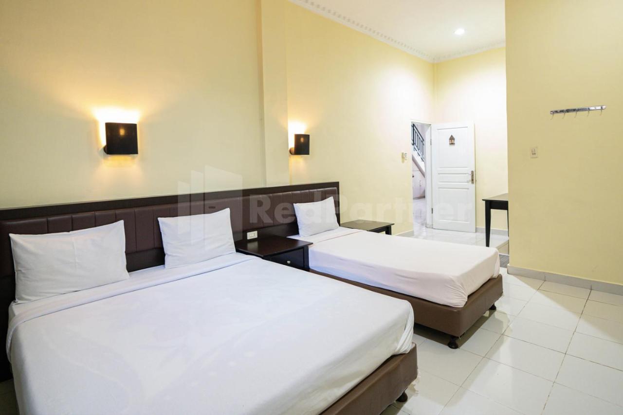 Carolina Transit Hotel Medan Bagian luar foto
