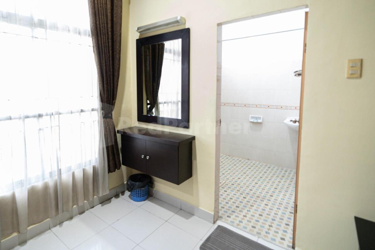 Carolina Transit Hotel Medan Bagian luar foto