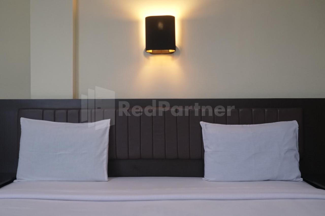 Carolina Transit Hotel Medan Bagian luar foto