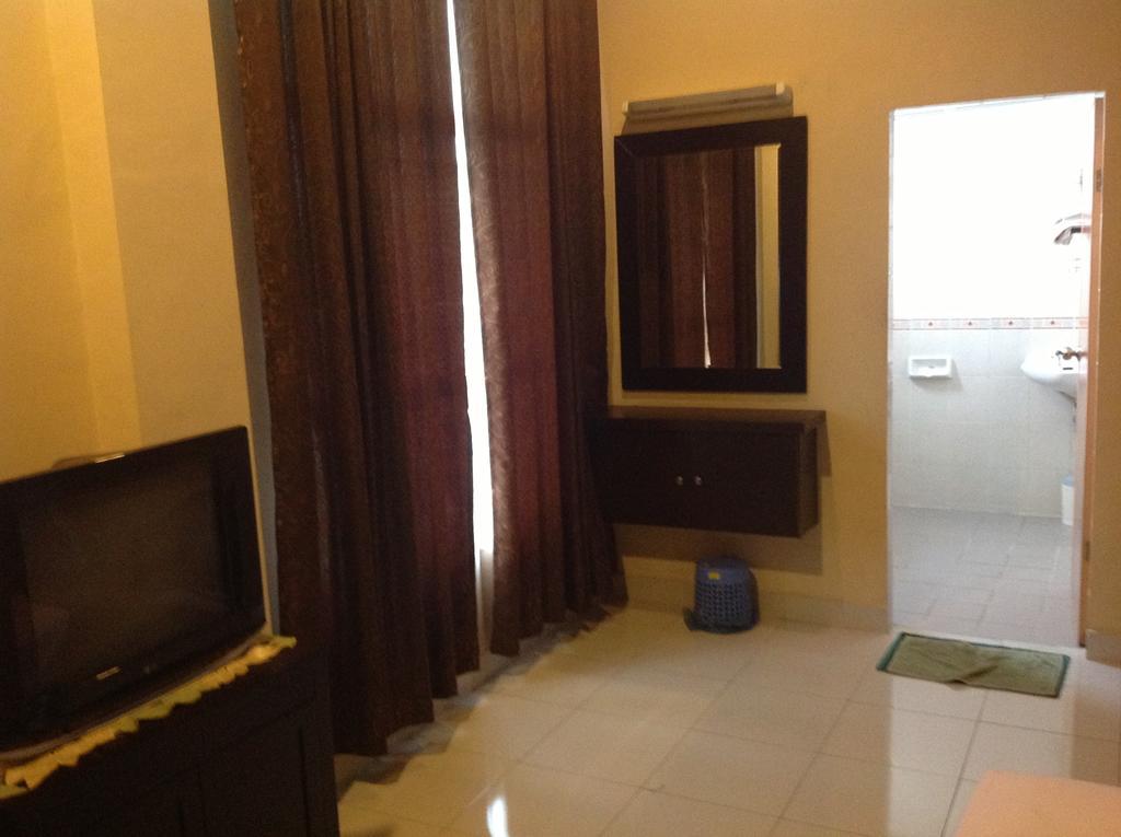 Carolina Transit Hotel Medan Bagian luar foto