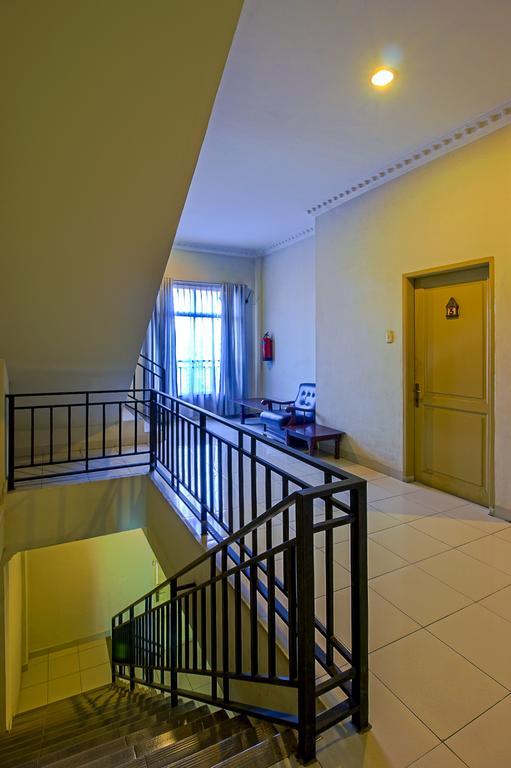 Carolina Transit Hotel Medan Bagian luar foto