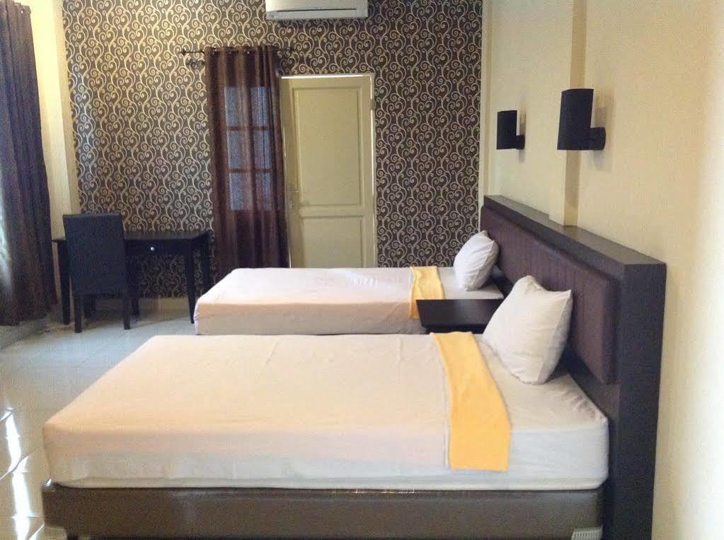 Carolina Transit Hotel Medan Bagian luar foto