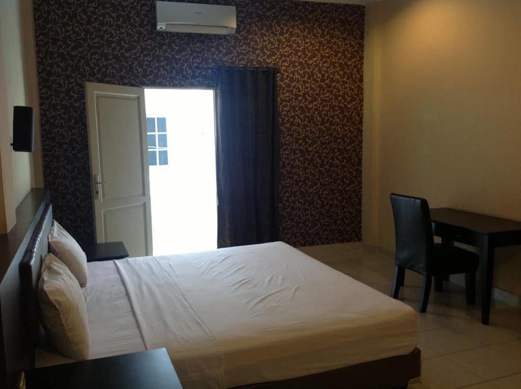 Carolina Transit Hotel Medan Bagian luar foto